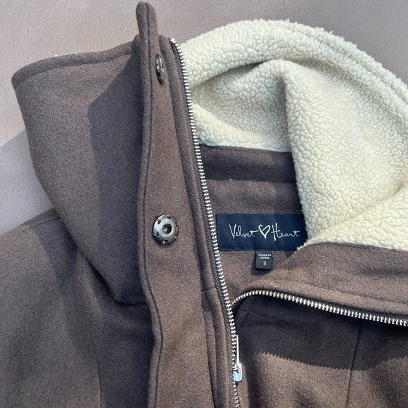 Unique army green, tie waist pea coat with fleece/faux-fur collar - Picture 3 of 3